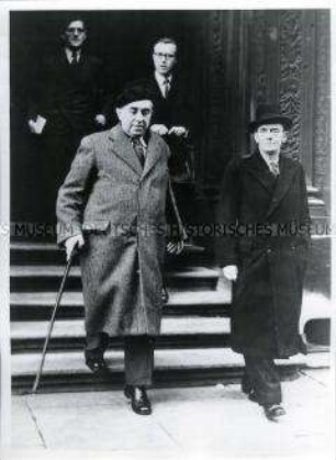 Ernst Reuter nach einer Besprechung im britischen Außenministerium in London