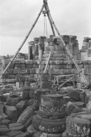Tempelfeld von Prambanan : Tempelfragmente mit Säulen und Skulpturalendekor