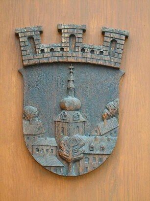 Grossbreitenbach - Rathaus : Das schiefergedeckte Rathaus mit einem hölzernen historischen Relief an der Eingangstür, aufgenommen in Grossbreitenbach am 29, April 2012