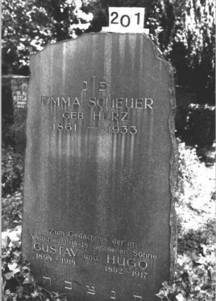 Grabstein 201 (Index: 100082107) Material: Granit Zustand: gut Maße HxBxT: 132x77x36 cm Beschreibung: Stele mit unscharfen Konturen: Grabstein 201