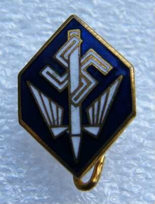 Verbandsabzeichen Deutsche Stenografenschaft (mit Broschennadel) : Sammlung Beinhorn. Verbandsabzeichen Deutsche Stenografenschaft (geflügelte Feder und Hakenkreuz auf blauem Grund, mit Broschennadel; rückseitig: Ges. Gesch.). Email, Metall; Maße 15,5 x 11 mm (1933/1943). Dresden: SLUB R c 0179