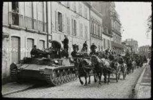Deutsche Truppen mit Panzer und Pferdekutschen in Autun