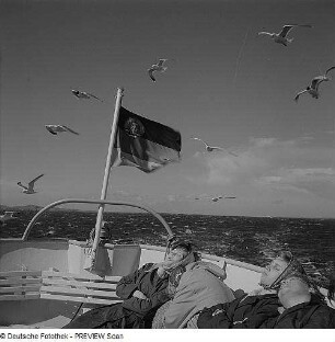 Fahrt nach Hiddensee, Frauen auf dem Deck einer Fähre