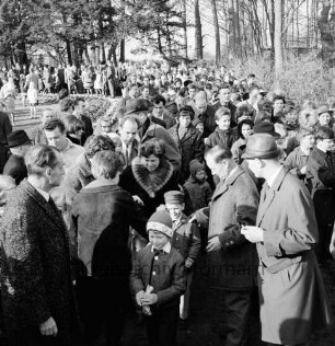 Schlosspark: Ostereiersuchen: Besucher, Kinder mit Süßigkeiten