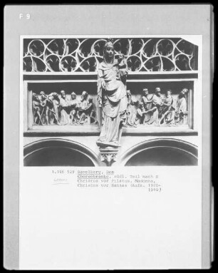 Südliche Chorschranke mit Relieftafeln (Christus vor Pilatus, Christus vor dem Hohepriester) und Madonna
