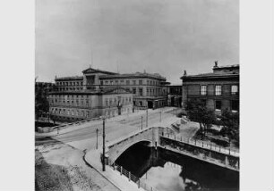 Blick von der Eisernen Brücke auf den Packhof, das Neue Museum und das Alte Museum