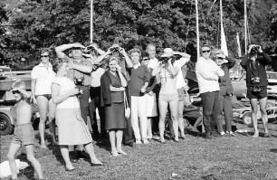 Zuschauer der Regatta auf dem Schluchsee mit Feldstechern