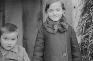 Zweiter Weltkrieg. Zur Einquartierung. Sowjetunion. Kleines russisches Mädchen und Junge
