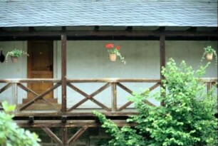 Detail eines Laubenganges, Holzkreuze in den Brüstungsfeldern