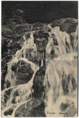 Einheimischer am Wasserfall auf der Insel Pohnpei (Ponape)