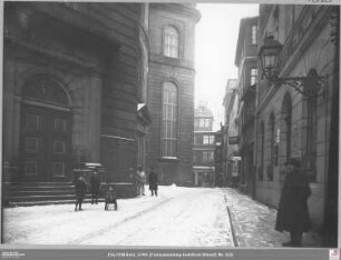 Paulskirche (angeschnitten) von Osten, rechts Paulsplatz 16 (angeschnitten) und Kirchgasse 2 (angeschnitten), im Hintergrund Paulsplatz 13