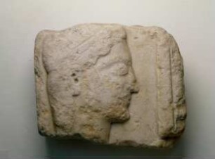 Bruchstück eines Grabreliefs: Kopf eines Jünglings mit Lanze