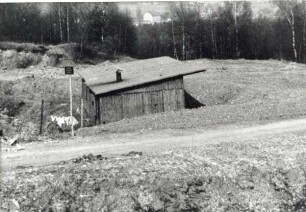 Waldfriedhof Kupferberg. Blick auf die Hütte im Sonnenschein