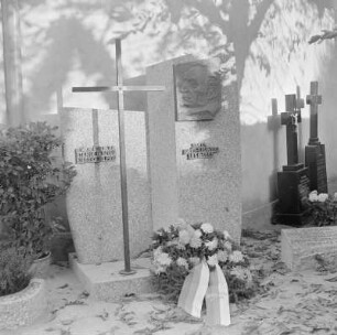Neugestaltetes Grabdenkmal für Jakub Bart-Ćišinski in Ostro : Nowy narowny pomnik za Jakuba Barta Ćišinskeho na Wotrowskim kěrchowje : Ostro / Wotrow