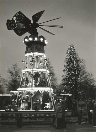 Dresden-Altstadt, Altmatkt. Weihnachtspyramide auf dem Striezelmarkt