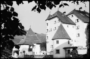 Reith: Schlosshotel Münichau, Turm und Hof