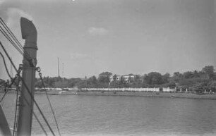Ufer : Blick von einem Dampfer auf ein Ufer.
