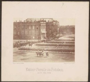 Infanterie, an der Spitze drei berittene Uniformierte.
