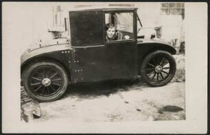 Lucia Beyer : Postkarte mit Portrait von Lucia Beyer in einem Automobil