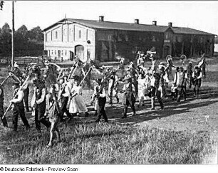 Fest der Landleute. Festlich gekleidete Bauern, die sich in einem Gutshof zu einem Festzug formiert und in Bewegung gesetzt haben