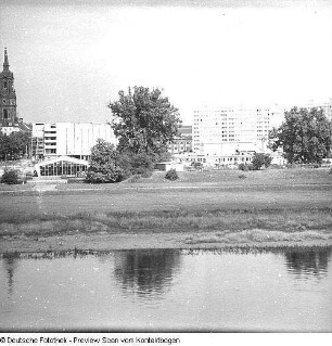 Brühlsche Terrasse (Baustelle Hotel Hilton, Terrassenufer mit Dampferanlegestelle, neue Carolabrücke, Hochwasser, Rietscheldenkmal, Freitreppe, Cafés, Autos)