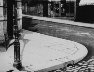 Szene aus dem experimentellen Dokumentarfilm "Filmische Plaudereien" (Alltag in der Äußeren Neustadt und in Pieschen): Straßenecke