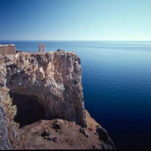 Lindos (Rhodos). Akropolis, Der Ost-Portikus der Propyläen über dem Steilabsturz