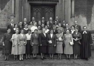 Gruppenbild zur Silbernen Konfirmation vor dem Westportal der Stadtkirche St. Marien