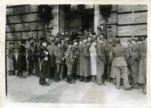Soldaten warten am Reichstag auf Beschlüsse der Regierung