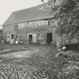 Markkleeberg-Wachau, Dreiseithof : Markkleeberg-Wachau (Kreis Leipziger Land), Dreiseithof, Bauernhofring 3, um 1880, 1. Hälfte 19. Jahrhundert, Hofansicht des Stallgebäudes