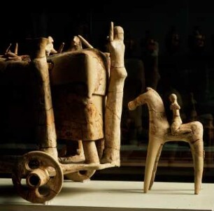 Athen. Archäologisches Nationalmuseum. Begräbniswagen (Fragment), proto-attisch, 2. Hälfte 7. Jh. v. Chr., orientalisierend. Terrakotta-Votiv. Aus Höhle von Vari am Hymettos