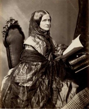 Porträt einer Frau mit Buch