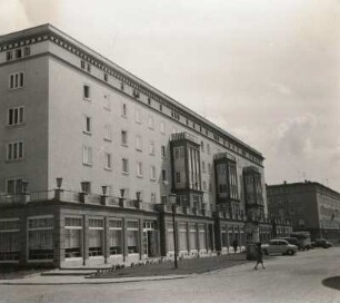 Rostock-Reutershagen, Ernst-Thälmann-Straße 25-27 / Ecke Rudolf-Breitscheid-Straße. Fünfgeschossiger Wohnungsbau (1953-1957, A. Nonnenmacher) mit Läden im Erdgeschoß