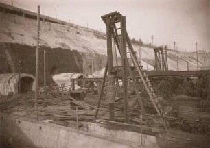 Braunkohle, Senftenberger Revier, Kohlebahnstollen an Tagebauwand