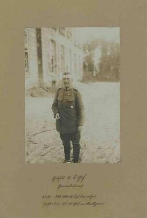 Gotthold von Erpf, Generalleutnant, Kommandeur der 242. Württ. Infanterie-Division, stehend, in Uniform, Pickelhaube mit Orden, Brustbild