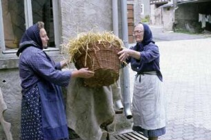 Frauen mit Strohkorb