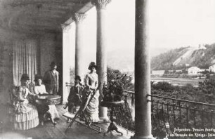 Bad Schandau. Pension Sendig. Veranda des Königssalons mit Pensionsgästen
