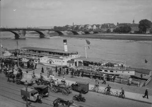 Dresden. Blick von der Brühlschen Terrasse zum Neustädter Ufer, im Vordergrund Terrassenufer mit Konzertdampfer "Leipzig" (1929, Werft Laubegast)