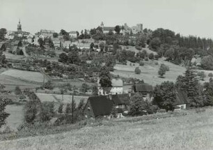 Frauenstein, Ansicht über das Kuttelbachtal, links: Scheunenviertel und Stadtkirche, Mitte: Schloss und Burgruine nach Ausholzung, rechts: Friedhofskirche