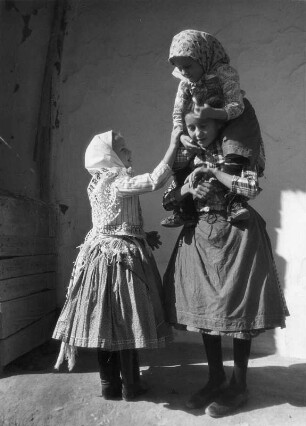 Kinderbilder. Csömör. Drei Mädchen, eines Huckepack reitend