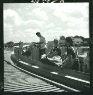 Arbeitsmaiden des Reichsarbeitsdienstes in einem Fährboot auf dem Haff