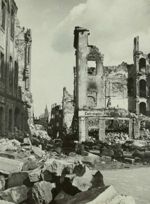 Münzgasse : Dresden, Blick von der Frauenkirche Richtung Münzgasse, Zustand 1946