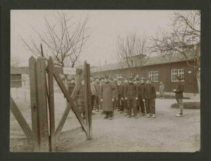 Angetretenes Arbeitskommando, Trupp Kriegsgefangener beim Ausmarsch aus Argonnen Tor, Kriegsgefangenenlager Ludwigsburg-Eglosheim