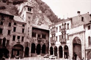 Vittorio Veneto: Piazza mit alten Häusern, Campanile und Berg