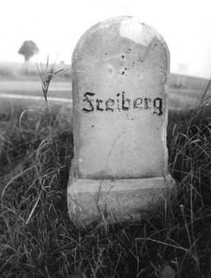 Meilenstein (Abzweigstein) : Großhartmannsdorf (Kreis Freiberg), an der Bundesstraße B 101 (Lichte). Meilenstein (Abzweigstein), Sandstein, 2. Hälfte 19. Jahrhundert