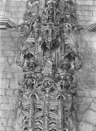 Pfeilerfiguren — Baldachin