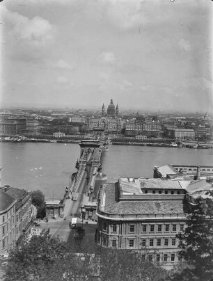 Stadtansicht : Blick vom Burgpalast Budapests über die Donau sowie auf die Kettenbrücke und die St.-Stephans-Basilika, die sich durch einen 94 m hohen Kuppelbau auszeichnet (Fertigstellung 1905).