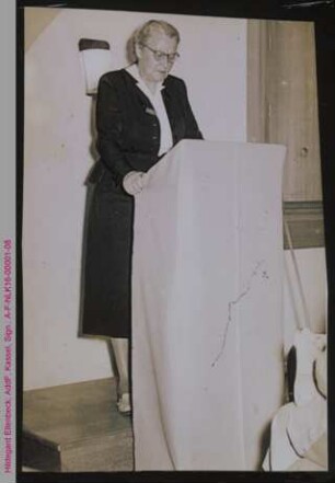 Hildegard Ellenbeck am Rednerinnenpult, Einweihungsfeier Haus Eilenriede, Hannover