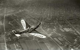 Dresden. Plauen und Südvorstadt von Südosten mit Sportflugzeug Klemm L-25 der SA-Fliegerstrum-Staffel (Reklameflug für Sturm-Zigarettenfabrik Arthur Dreßler Dresden)