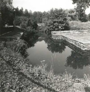 Rodewisch-Obergöltzsch. Grundmauern des Festen Hauses Göltzsch (1201/1215). Ansicht über den Wassergraben